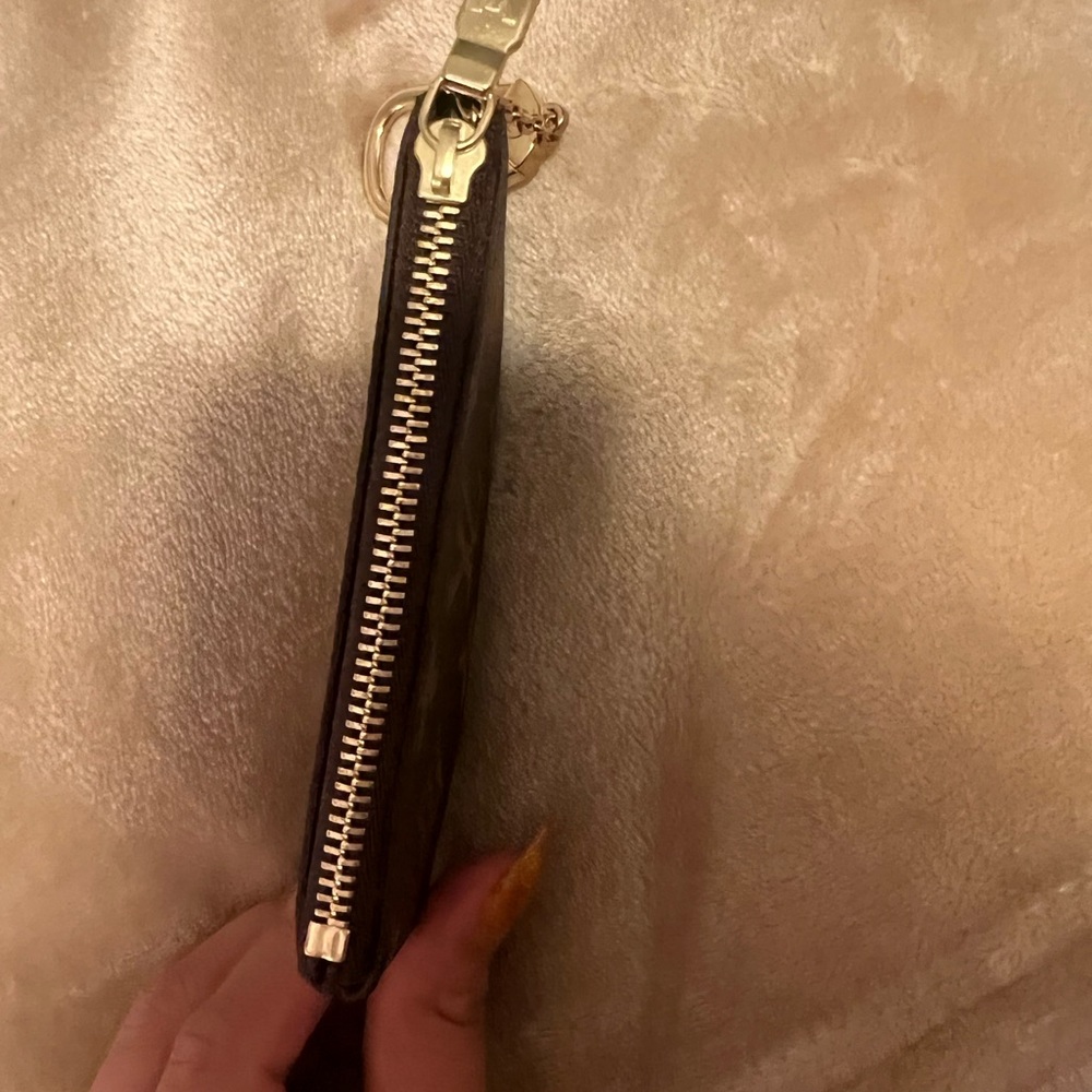 LV Key Pouch 🍓SOLD🍓 - Picture 14 of 17